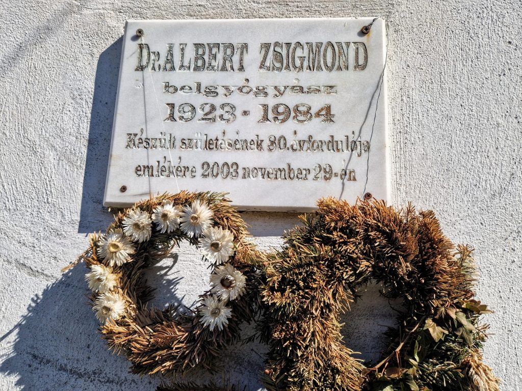 Emléktábla a templom falán. Fotó: Kocsis Károly