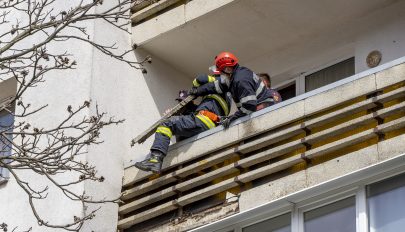 Nem nyitott ajtót a szomszédoknak, ezért a tűzoltókhoz kellett fordulniuk