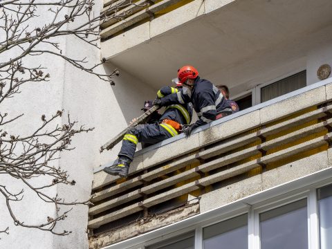 Nem nyitott ajtót a szomszédoknak, ezért a tűzoltókhoz kellett fordulniuk