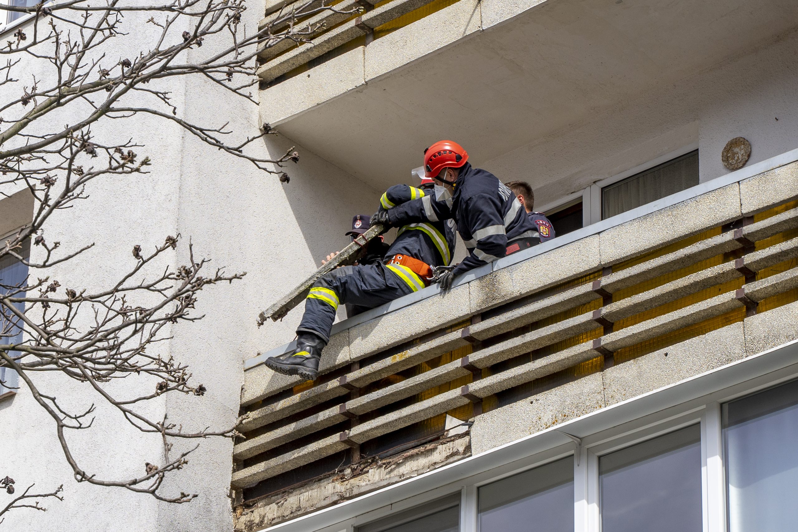 Nem nyitott ajtót a szomszédoknak, ezért a tűzoltókhoz kellett fordulniuk