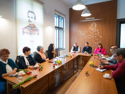 Tánccal és túrázással az időskori elmagányosodás ellen