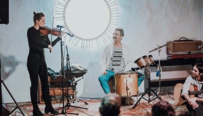 Perkucigo: zenés stand-up előadás a befelé vezető útról