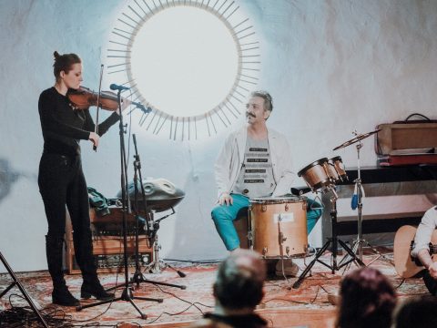 Perkucigo: zenés stand-up előadás a befelé vezető útról