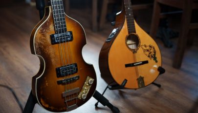 Legendás Beatles-gitár, tatuból készült charango a Tekergő Hangszermúzeumnál