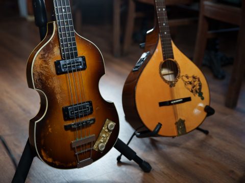Legendás Beatles-gitár, tatuból készült charango a Tekergő Hangszermúzeumnál