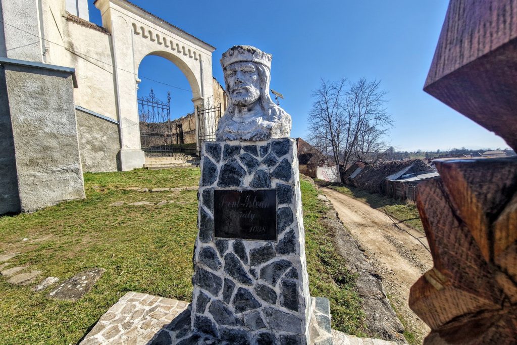 Szent István szobra a bölöni vártemplom előtt. Fotó: Kocsis Károly