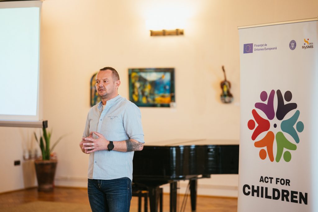Szilveszter Szabolcs alpolgármester: a program célja a gyerekek családtól való elszakadásának megelőzése, valamint az állami gondozásban élő gyermekek családba történő visszahelyezésének támogatása. Fotó: Dénes Botond