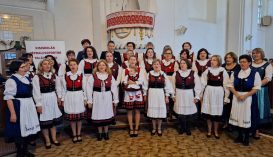 Kisiskolások éneke tölti be a református templomot
