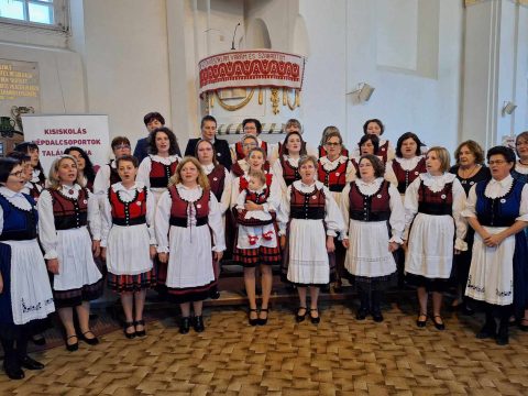 Kisiskolások éneke tölti be a református templomot