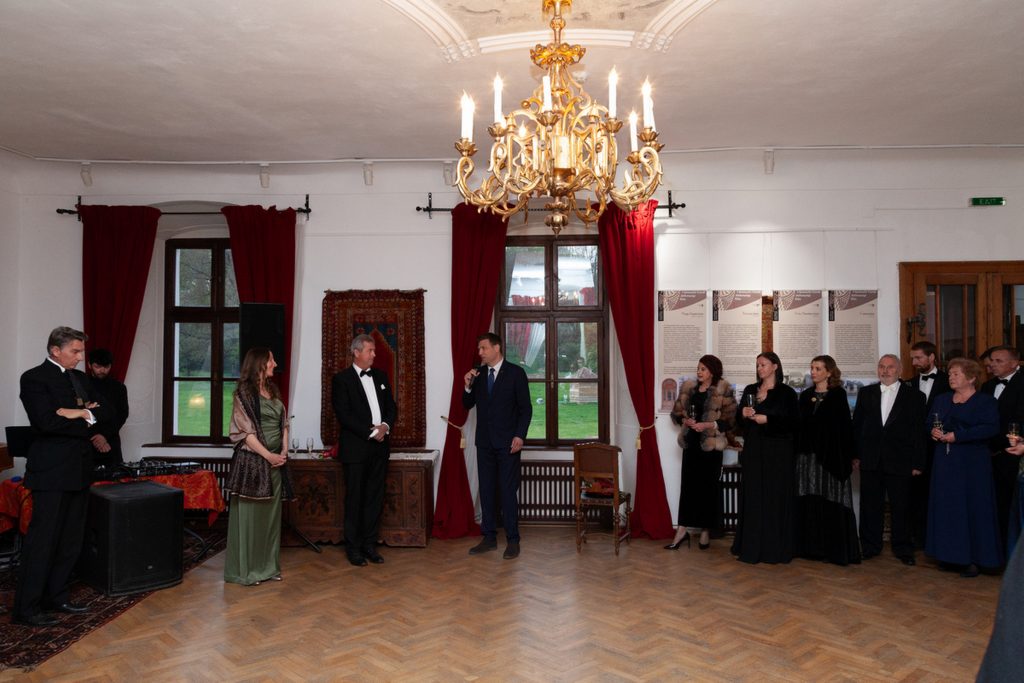 Balról jobbra: Várallyay Réka főszervező, Mikes Zsigmond és Szungert Balázs a Kálnoky-kastély dísztermében, „nagy palotájában”. FOTÓ: HÁROMSZÉKI KÚRIÁK ÉS KASTÉLYOK EGYESÜLETE