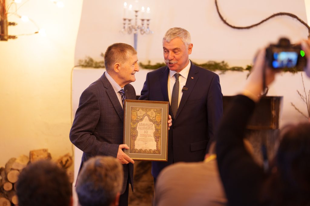 Tamás Sándor, Kovászna Megye Tanácsának elnöke adta át a díjat. Fotó: Tuchiluș Alex