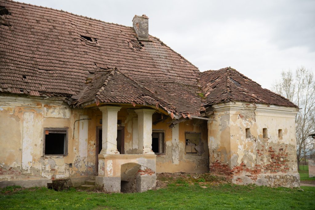 A nagyajtai huszárlaktanya bejárata fölött ma is jól olvasható az évszám: 1826. Fotó: Tuchiluș Alex