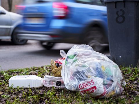 Az út menti árokba dobta a hulladékot, 25 évre kifizettetik vele a szemétdíjat