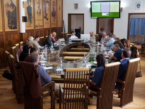 Kitiltott bóvliárusokról, köszhasznúvá váló területekről döntöttek a sepsiszentgyörgyi önkormányzati képviselők