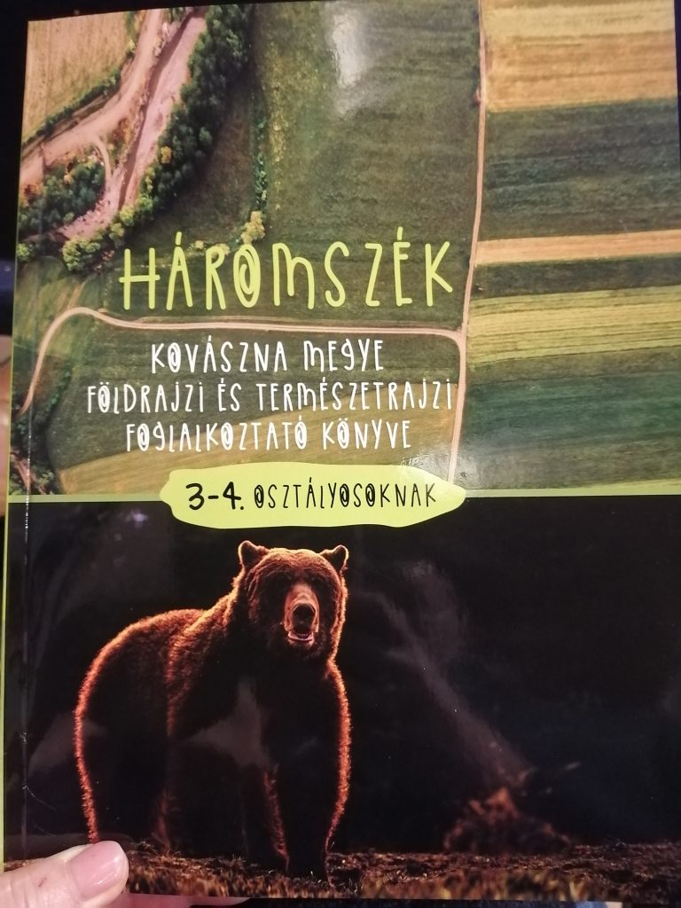 Olvasmányos és a felnőtteknek is tud újat mondani. Tudja mindenki a választ arra a kérdésre, melyik szóból ered a megye neve és mi annak a jelentése? Fotó: Bodor Tünde
