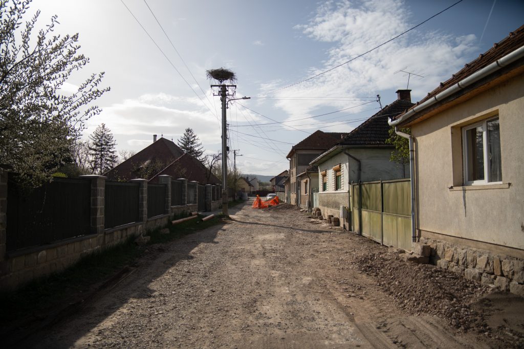 Az Új utcában is a nyár közepéig tervezik befejezni a munkálatokat. Fotó: Tuchiluș Alex