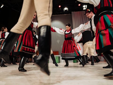 Tükröt tart elénk a Háromszék Táncszínház
