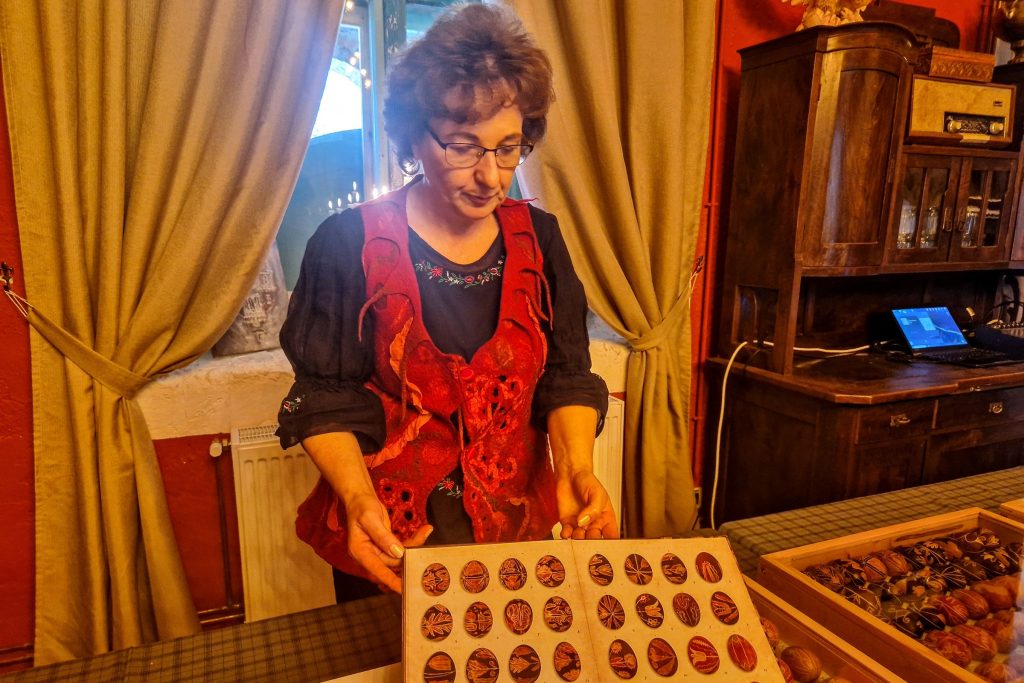 Opra Etelka középiskolás korától írja, díszíti a tojásokat. Fotó: Kocsis Károly