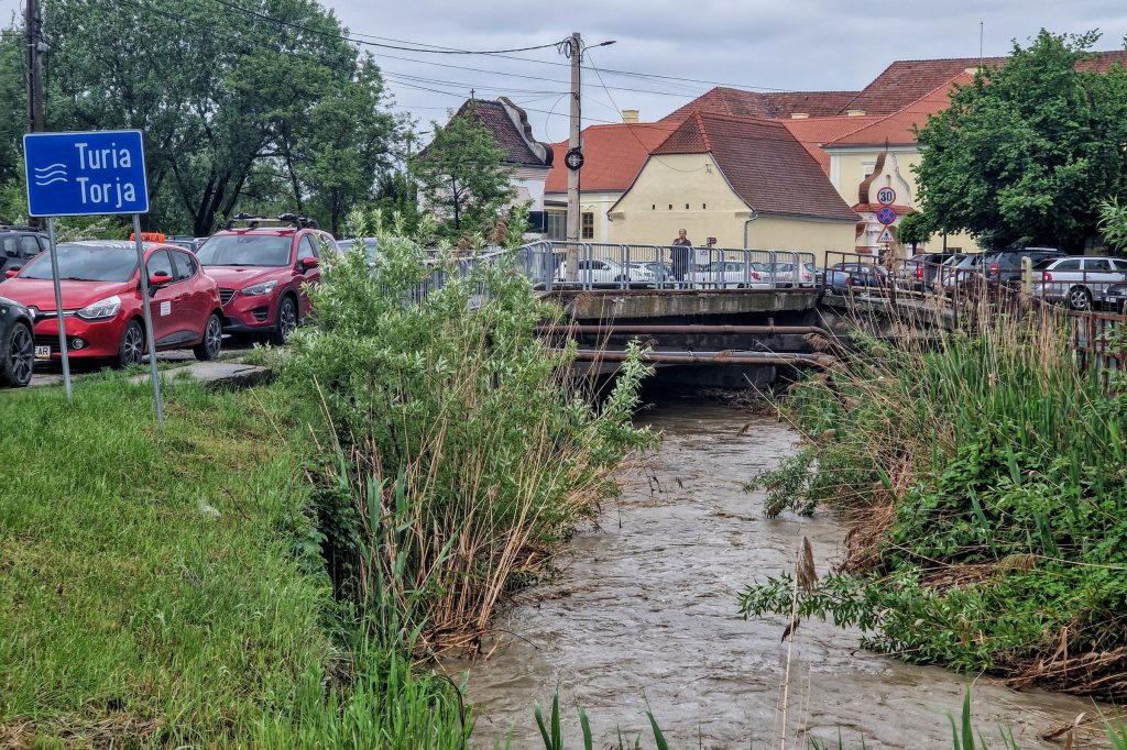 Kézdivásárhelyen a Torja pataka egyelőre elfér a medrében. Fotó: Kocsis Károly