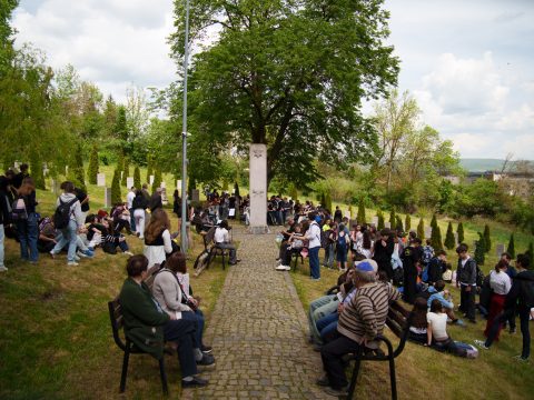 Élet fakad a holokauszt háromszéki gyermekáldozatainak sírkövénél