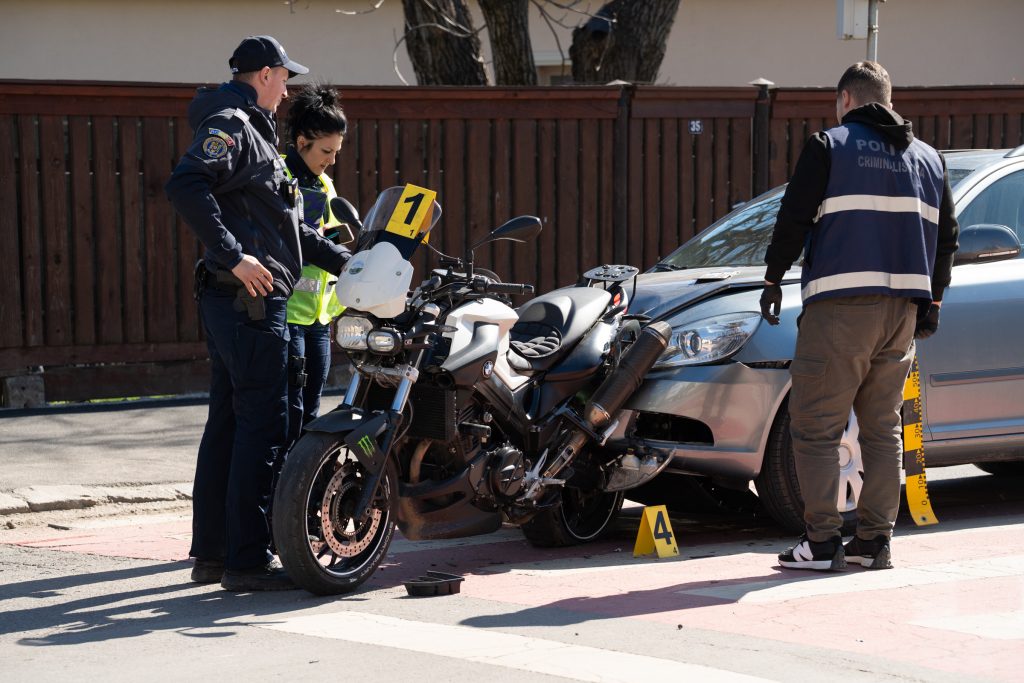 A motorosok sokszor rosszul járnak a balesetek során, ezért nagyon kell figyelni (nemcsak) rájuk. Fotó: Tuchiluș Alex