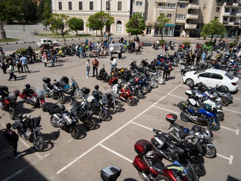 Közösségben erősek, de az országúton veszélyeztetettek a motorosok