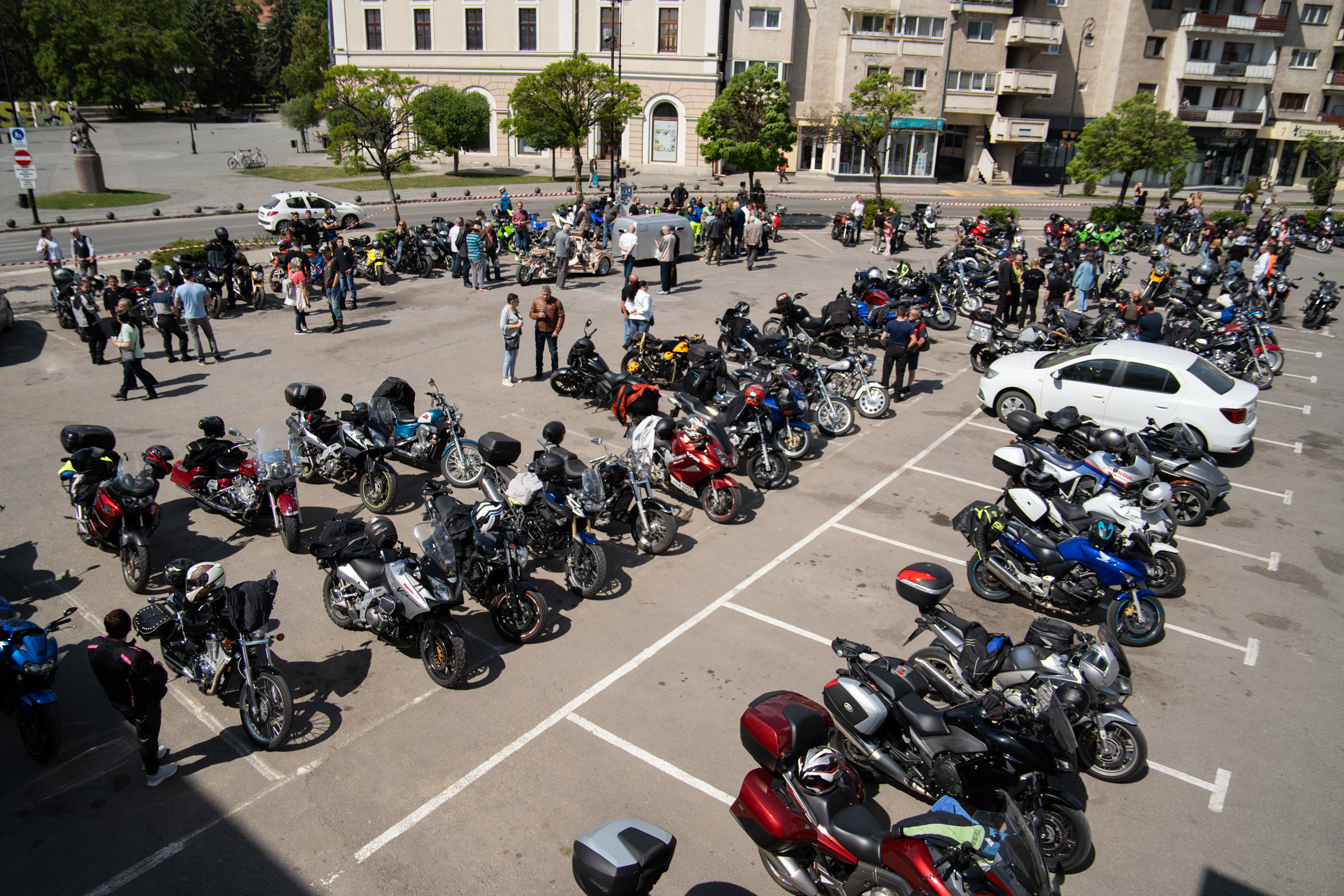 Közösségben erősek, de az országúton veszélyeztetettek a motorosok