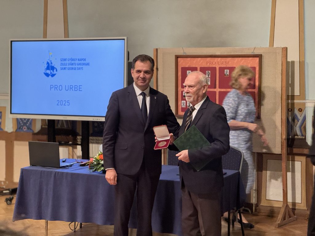 Vinczeffy László festőművész, a Székely Nemzeti Múzeum restaurátora. Fotó: Farkas Orsolya