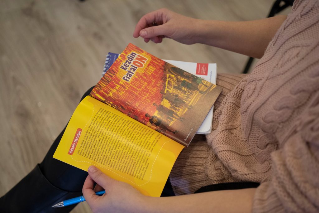 A 2020-as konzultáció eredményeit külön kiadványban is összefoglalták. Fotó: Tofán Levente