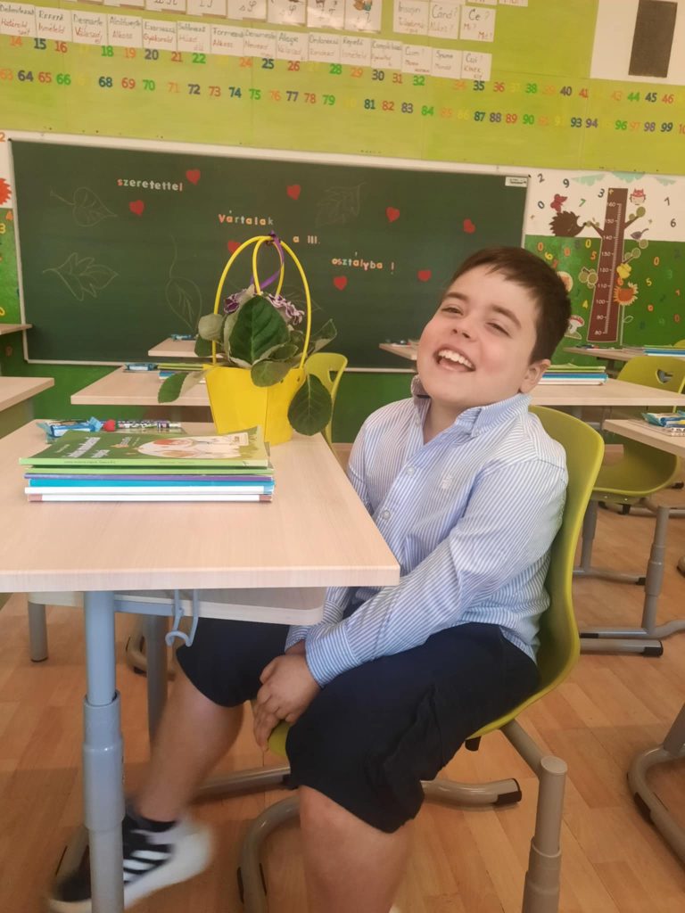 Egyre nehezebben megy a mozgás a Duchenne-szindrómás Tasnak. Fotó: A Sebestyén család archívuma