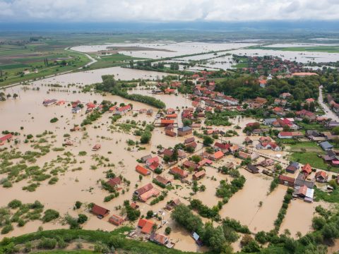 Prefektus: ha több helyi lakos odaállt volna a tűzoltók mellé, kevesebb károsultja lenne az árvíznek