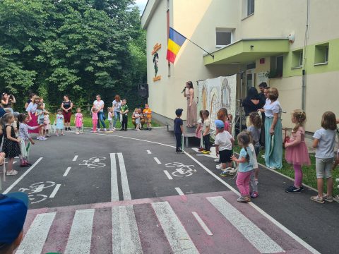 Az ovisok felébresztették álmából Csipkerózsikát
