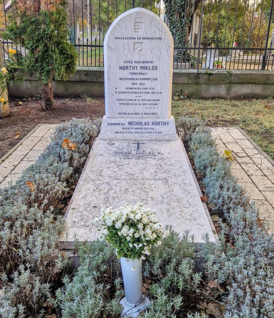 Horthy Miklós kormányzó sírja az általa 1920-ban Kenderesen építtetett kripta előtt. „Most bonyolultabb a helyzet, mint az ő idejében…”. Fotó: Kocsis Károly