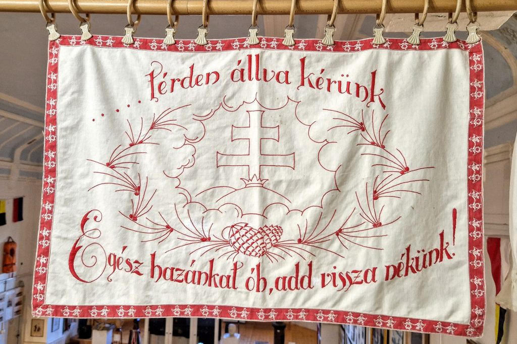 Falvédők a két világháború közötti időszakból. Raffay Ernő szerint az a kérdés, hogy még akarjuk-e, vagy végérvényes elfogadjuk Trianont (Vitéz Nagybányai Horthy Miklós Tengerészeti Kiállítóterem – Kenderes). Fotó: Kocsis Károly