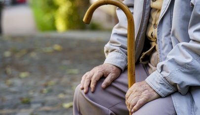 Vészhívó eszközzel támogatja az időseket a sepsiszentgyörgyi önkormányzat