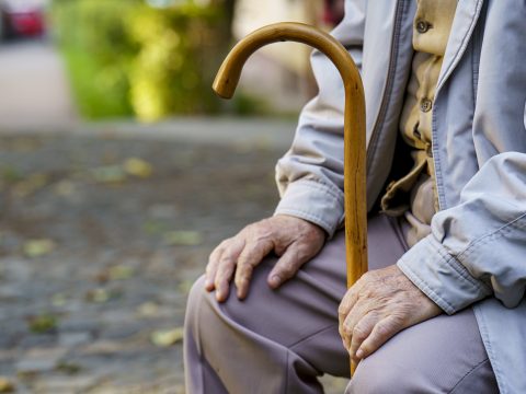 Vészhívó eszközzel támogatja az időseket a sepsiszentgyörgyi önkormányzat