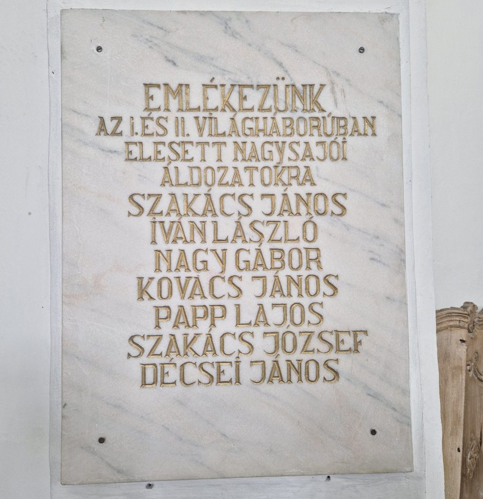 Hiányos emléktábla a református templomban. Fotó: Kocsis Károly