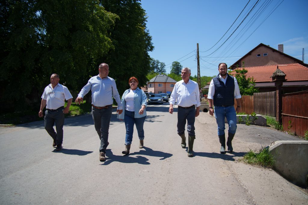 Nacsa Lőrinc nemzetpolitikai államtitkár, Tamás Sándor tanácselnök, Kondor Ágota szenátor több házba is betért helyszíni szemlére. Fotó: Tuchiluș Alex