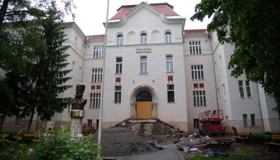 Lehet tüntetni, de a sepsiszentgyörgyi Mihai Viteazul Líceum felújításának még messze a vége