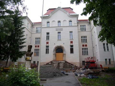 Lehet tüntetni, de a sepsiszentgyörgyi Mihai Viteazul Líceum felújításának még messze a vége