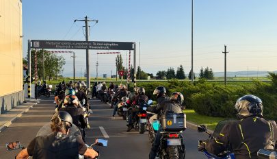 Dübörgő motorokkal, gyertyafénnyel búcsúztatták a tragikus balesetben elhunyt motorost