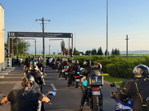 Dübörgő motorokkal, gyertyafénnyel búcsúztatták a tragikus balesetben elhunyt motorost