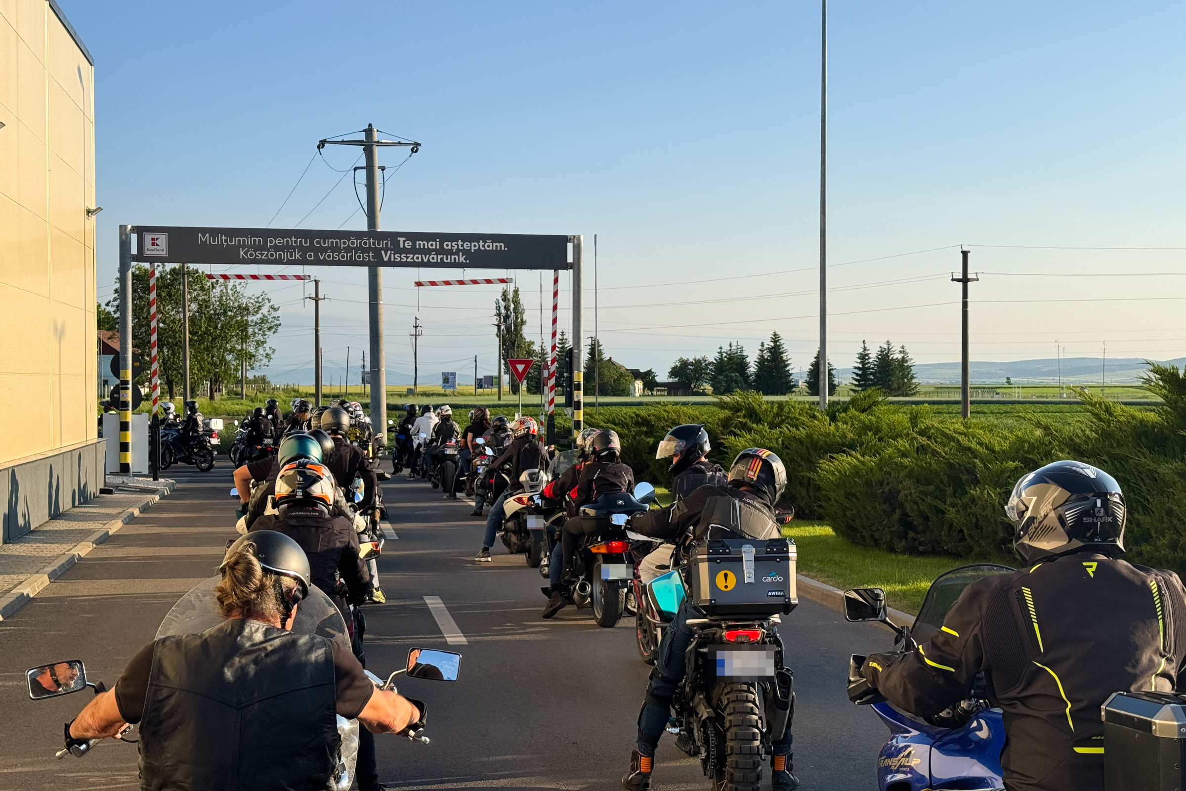 Dübörgő motorokkal, gyertyafénnyel búcsúztatták a tragikus balesetben elhunyt motorost