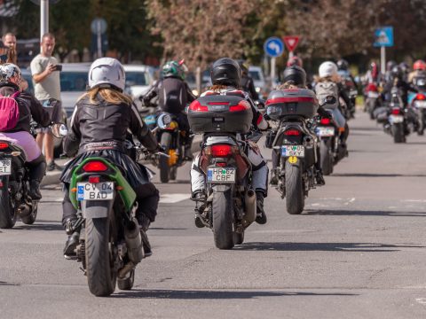 Törvénymódosítással kedveznének a motorosoknak a parlamenti pártok
