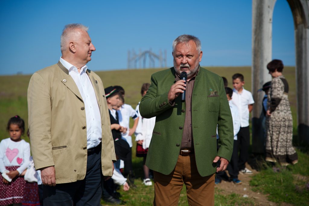 Demeter János, az emlékpark ötletgazdája (jobbról) és Semjén Zsolt, Magyarország miniszterelnök-helyettese adta át a megújult emlékparkot. Fotó: Tuchiluș Alex