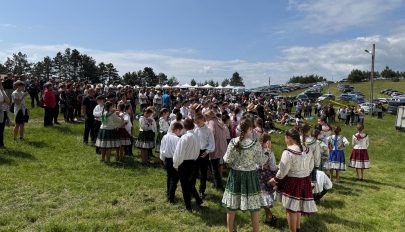 Negyven együttes csaknem ezer néptáncosa mutatkozott be a Perkőn