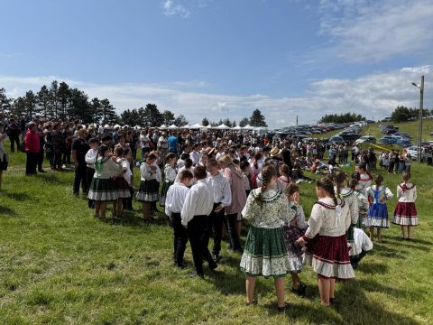 Negyven együttes csaknem ezer néptáncosa mutatkozott be a Perkőn