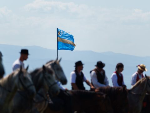 Elindultak a háromszékiek szent hegyéről Csíksomlyóra a lovas zarándokok