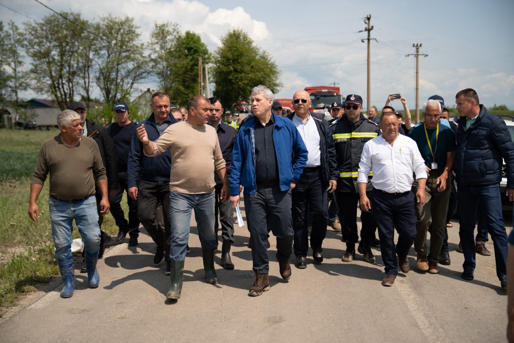 Raed Arafat államtitkár, Mircea Fechet környezetvédelmi miniszter és Ráduly István prefektus kíséretében érkezett a miniszterelnök vasárnap délben Nagyborosnyóra. Fotó: Tuchiluș Alex