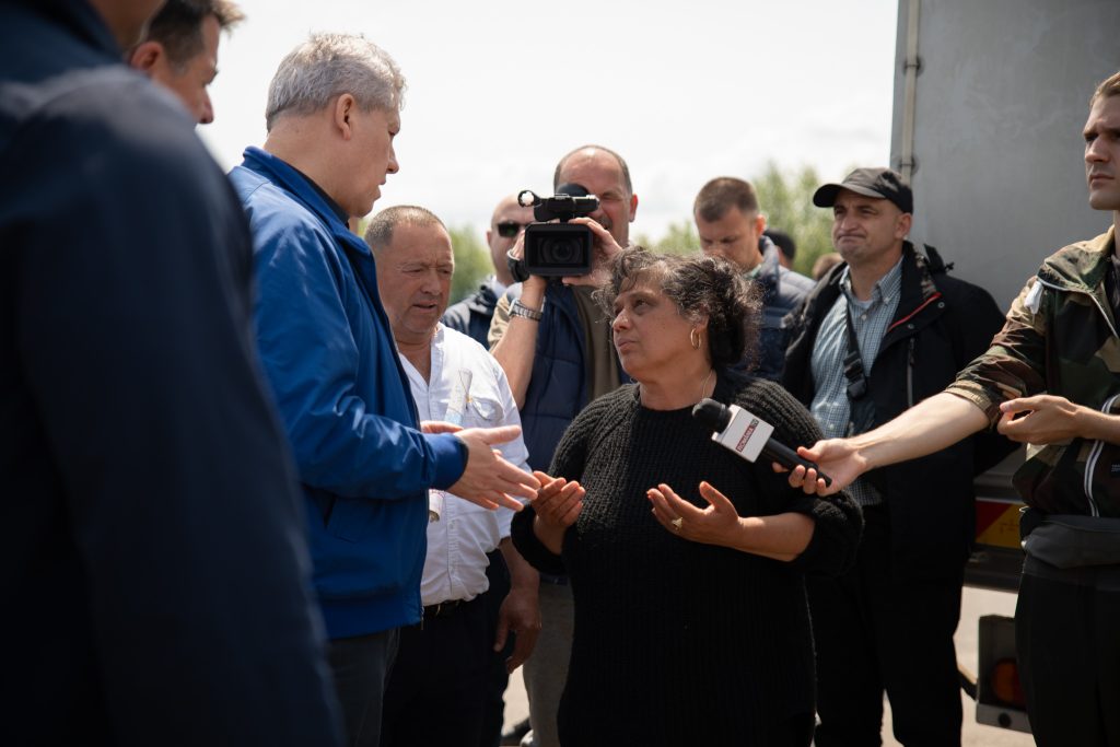 Az ügyvivő miniszterelnök Nagyborosnyón kezet fogott a szolgálatot teljesítő tűzoltókkal, szóba állt az árvízkárosultakkal, majd továbbment Bácstelekre. Fotó: Tuchiluș Alex